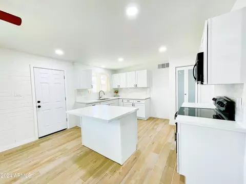 3320 N 39th Dr, Phoenix, AZ 85019 photo 16