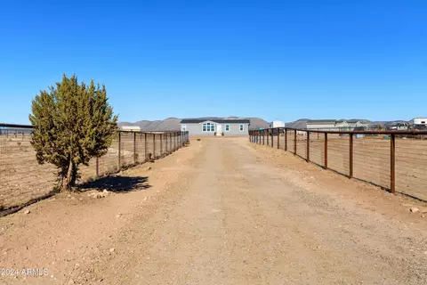 2950 W Saber Ln, Paulden, AZ 86334