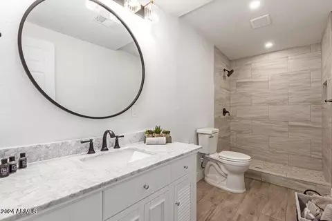 Bath - 6306 W Mitchell Dr, Phoenix, AZ 85033 photo 2 of 2