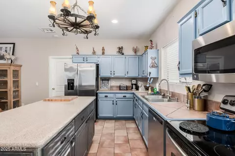 Kitchen - 2632 E Camina Plata --, Gilbert, AZ 85298 photo 8 of 10