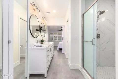 Bath - 1322 E Colter St, Phoenix, AZ 85014 photo 4 of 9