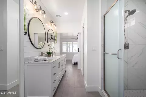 Bath - 1322 E Colter St, Phoenix, AZ 85014 photo 3 of 9