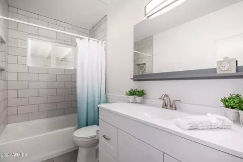 Bath - 1322 E Colter St, Phoenix, AZ 85014 photo 6 of 9