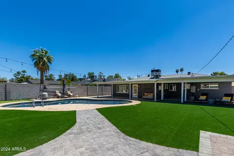 Exterior - 1322 E Colter St, Phoenix, AZ 85014 photo 14 of 24
