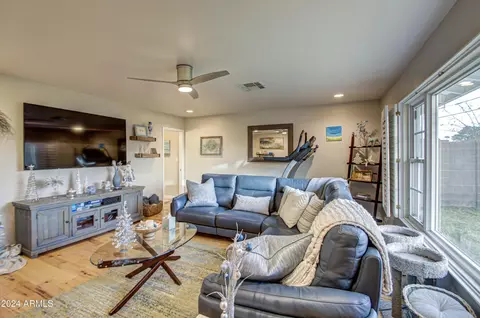 127 E Loma Ln, Phoenix, AZ 85020 photo 5