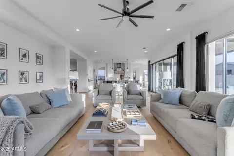 Living - 3901 E Sagebrush St, Gilbert, AZ 85296 photo 2 of 3