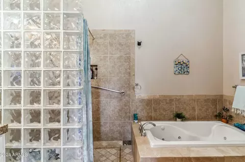 Bath - 1045 E Cloud Rd, Phoenix, AZ 85086 photo 5 of 6