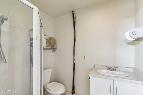 Bath - 1045 E Cloud Rd, Phoenix, AZ 85086 photo 3 of 6