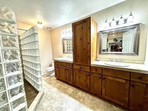 Bath - 1045 E Cloud Rd, Phoenix, AZ 85086 photo 1 of 6