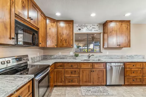 Kitchen - 1045 E Cloud Rd, Phoenix, AZ 85086 photo 2 of 8