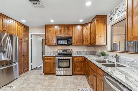 Kitchen - 1045 E Cloud Rd, Phoenix, AZ 85086 photo 3 of 8