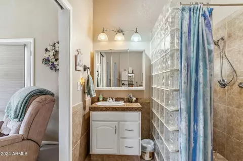 Bath - 1045 E Cloud Rd, Phoenix, AZ 85086 photo 6 of 6