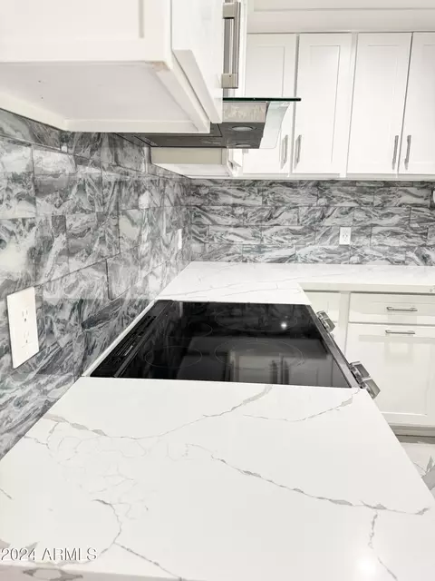 Kitchen - 5656 S 45th Pl, Phoenix, AZ 85040 photo 4 of 11