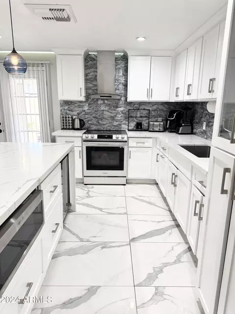 Kitchen - 5656 S 45th Pl, Phoenix, AZ 85040 photo 3 of 11