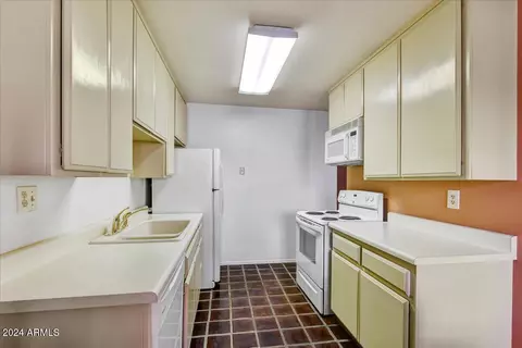 Kitchen - 5525 E Thomas Rd #N1, Phoenix, AZ 85018 photo 1 of 1