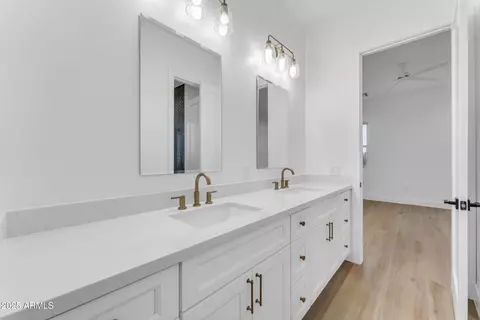 Bath - 433 W Saddle Mountain Rd, Phoenix, AZ 85086 photo 10 of 12