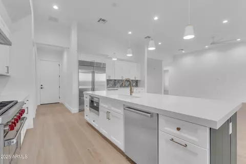 Kitchen - 433 W Saddle Mountain Rd, Phoenix, AZ 85086 photo 4 of 8