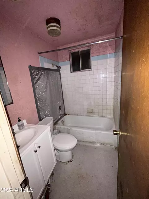Bath - 1833 E Lynne Ln, Phoenix, AZ 85042 photo 1 of 1