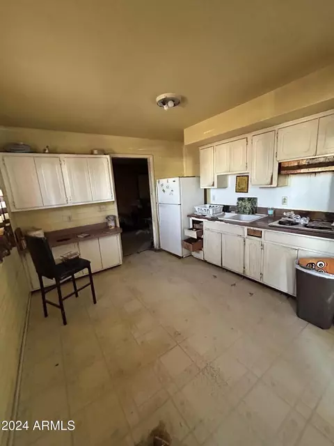 Kitchen - 1833 E Lynne Ln, Phoenix, AZ 85042 photo 1 of 1