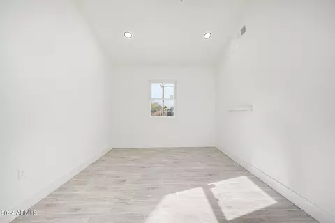 Bedroom - 5237 S 14th Way, Phoenix, AZ 85040 photo 4 of 4