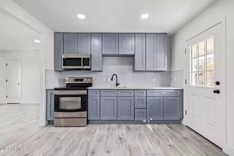 Kitchen - 5237 S 14th Way, Phoenix, AZ 85040 photo 1 of 2