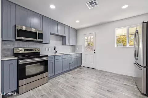Kitchen - 5237 S 14th Way, Phoenix, AZ 85040 photo 2 of 2
