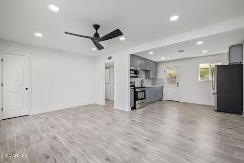 Living - 5237 S 14th Way, Phoenix, AZ 85040 photo 4 of 4