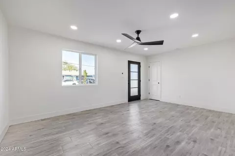 Living - 5237 S 14th Way, Phoenix, AZ 85040 photo 2 of 4