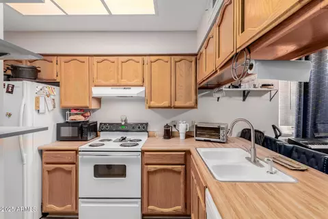 Kitchen - 170 E Guadalupe Rd #14, Gilbert, AZ 85234 photo 4 of 5