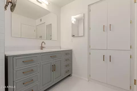 Bath - 1466 E 3rd St, Mesa, AZ 85203 photo 2 of 3