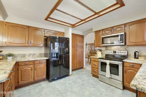 Kitchen - 2226 Egret Ct, Gilbert, AZ 85234 photo 5 of 8