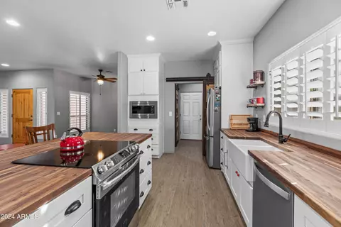 Kitchen - 38406 N 12th Ave, Phoenix, AZ 85086 photo 2 of 4