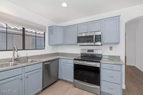 3244 E Hononegh Dr, Phoenix, AZ 85050 photo 5