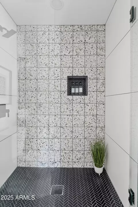 Bath - 6733 N 14th St, Phoenix, AZ 85014 photo 6 of 7
