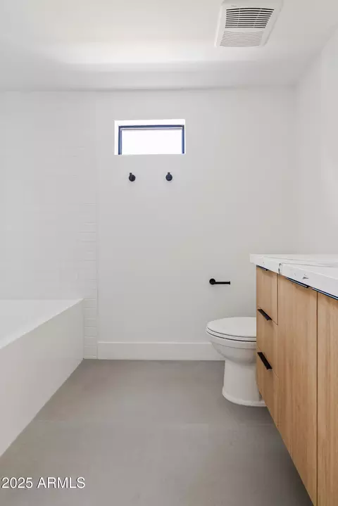 Bath - 6733 N 14th St, Phoenix, AZ 85014 photo 7 of 7