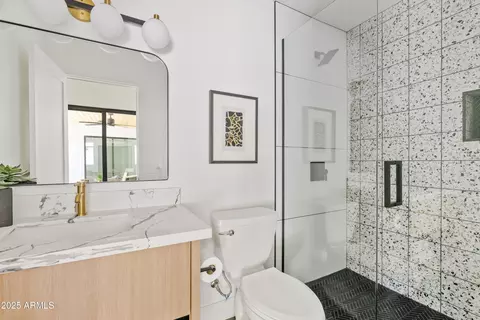 Bath - 6733 N 14th St, Phoenix, AZ 85014 photo 4 of 7