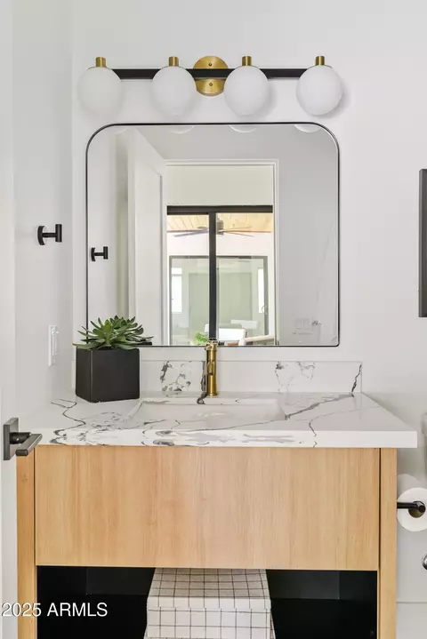 Bath - 6733 N 14th St, Phoenix, AZ 85014 photo 5 of 7