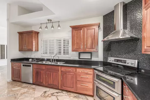 Kitchen - 905 E Knight Ln, Tempe, AZ 85284 photo 3 of 4