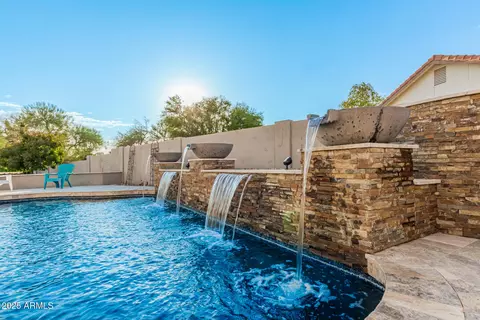 Exterior - 905 E Knight Ln, Tempe, AZ 85284 photo 1 of 12