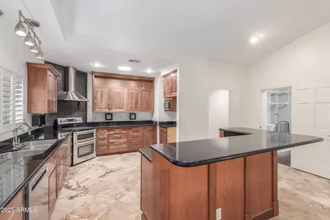 905 E Knight Ln, Tempe, AZ 85284