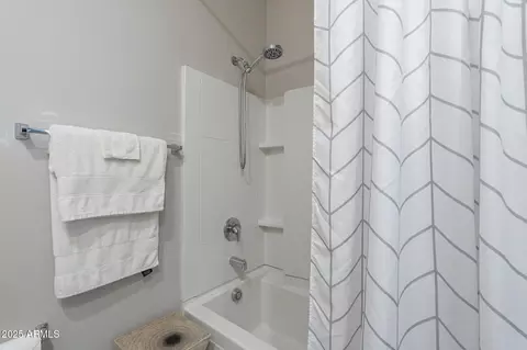 Bath - 8184 N 22nd Dr, Phoenix, AZ 85021 photo 1 of 3