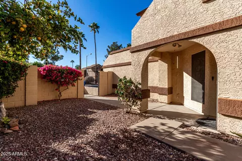 422 E Taro Ln, Phoenix, AZ 85024 photo 2