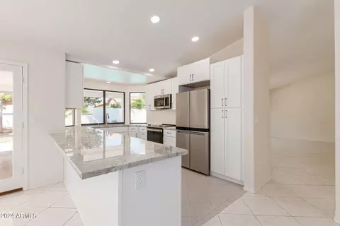 Kitchen - 1437 W Iris Dr, Gilbert, AZ 85233 photo 4 of 12