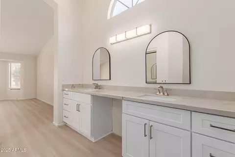 Bath - 1437 W Iris Dr, Gilbert, AZ 85233 photo 6 of 8