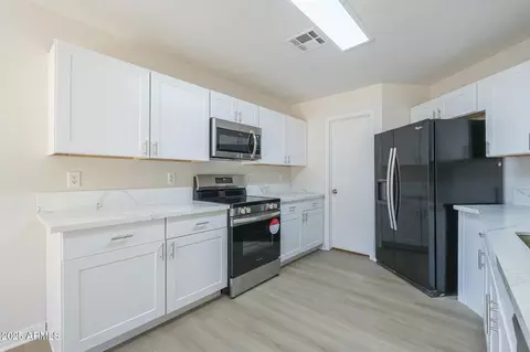 Kitchen - 1400 E Orchid Ln, Gilbert, AZ 85296 photo 2 of 2