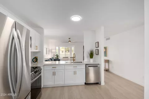 1913 E Sandra Ter, Phoenix, AZ 85022 photo 9