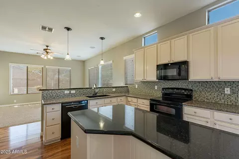 Kitchen - 9754 E Natal Ave, Mesa, AZ 85209 photo 2 of 5