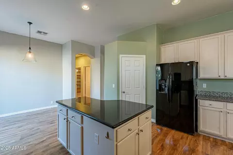 Kitchen - 9754 E Natal Ave, Mesa, AZ 85209 photo 4 of 5