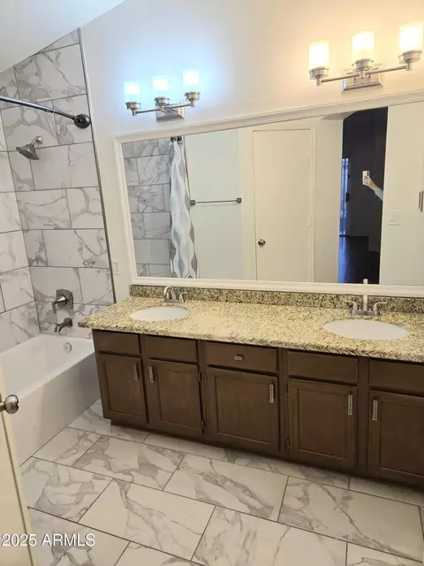 Bath - 1314 E Helena Dr, Phoenix, AZ 85022 photo 4 of 6