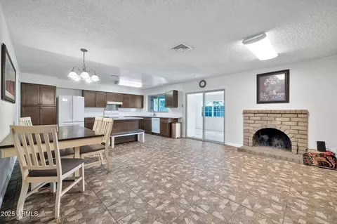 Dining - 2745 W Michelle Dr, Phoenix, AZ 85053 photo 2 of 2